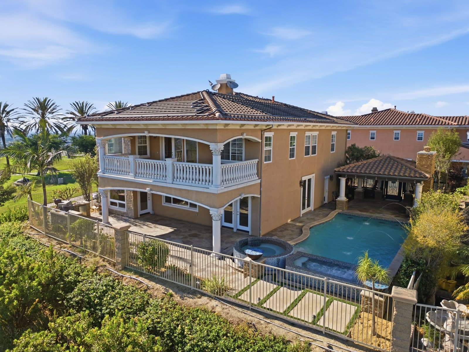 Daylight exterior of a Southern California home